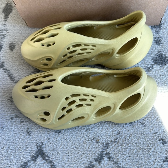 adidas Yeezy Foam RNNR - Picture 4 of 10